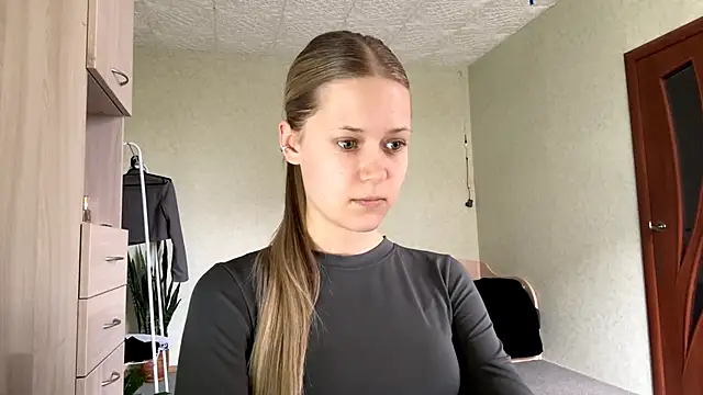 ZaidaSchwarten online show from April 12, 2026, 1:14 pm