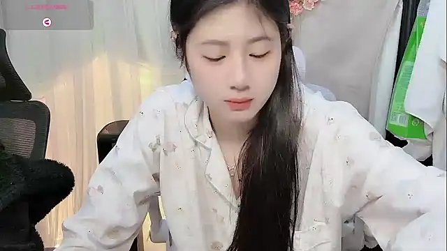 Snapshot of Yvonne-07 chatting on January 15, 2026, 9:29 pm Yvonne-07 online show from January 15, 2026, 9:29 pm