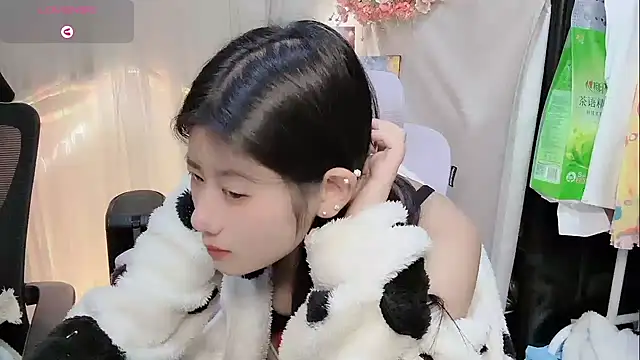 Snapshot of Yvonne-07 chatting on January 15, 2026, 5:33 am Yvonne-07 online show from January 15, 2026, 5:33 am