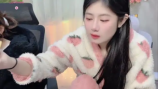 Snapshot of Yvonne-07 chatting on December 22, 2025, 10:26 am Yvonne-07 online show from December 22, 2025, 10:26 am