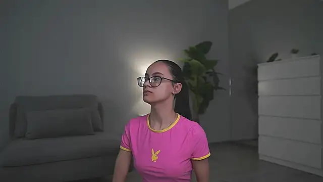 ValexieLux online show from April 6, 2026, 10:16 am