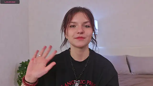NyraVesperis online show from April 22, 2026, 6:42 am