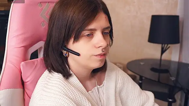 IleanaPishko online show from December 18, 2025, 7:02 am