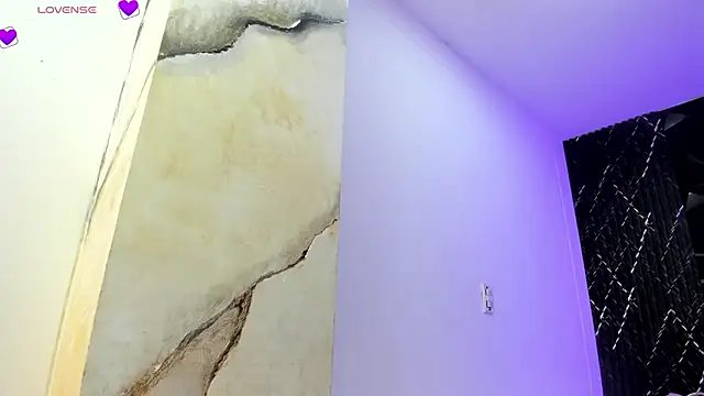 AriadnaLoren online show from April 17, 2026, 4:04 am