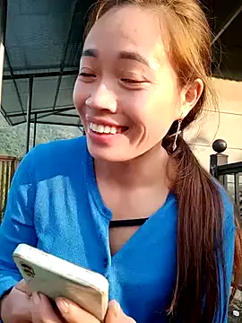 Snapshot of little-effy chatting on December 22, 2025, 9:09 am little-effy online show from December 22, 2025, 9:09 am