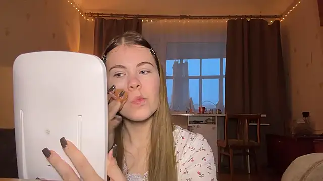 MaevAmy online show from December 21, 2025, 1:35 pm