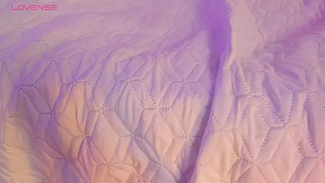 Amelia Saenz  online show from April 16, 2026, 9:39 pm