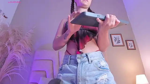 Amelia Saenz  online show from February 7, 2026, 7:22 pm