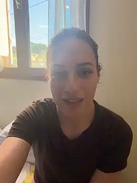 Snapshot of CoquineCharmeuse chatting on April 1, 2026, 1:41 pm CoquineCharmeuse online show from April 1, 2026, 1:41 pm