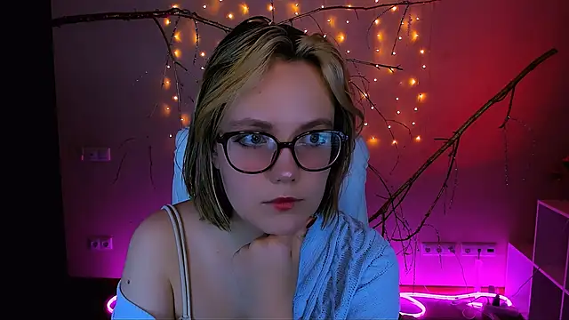 Snapshot of madeline_doll chatting on February 26, 2026, 8:31 pm madeline doll online show from February 26, 2026, 8:31 pm