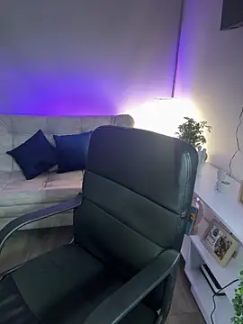 emily kate  online show from March 4, 2026, 3:25 am