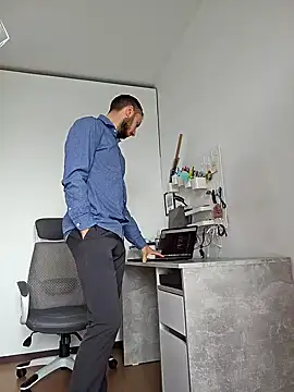 Lovebackground online show from September 29, 2025, 7:37 am