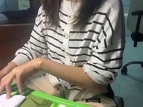 Snapshot of Chichi_86 chatting on December 16, 2025, 7:01 am Chichi 86 online show from December 16, 2025, 7:01 am