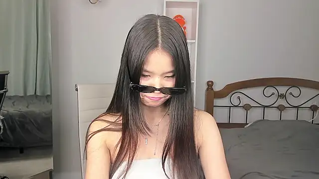 amiya cute online show from February 16, 2026, 3:43 pm