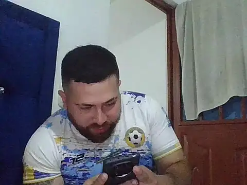 hammerwhite01 online show from January 7, 2026, 1:05 pm