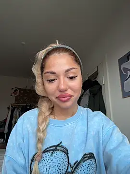 SilkyMira online show from December 15, 2025, 10:43 am