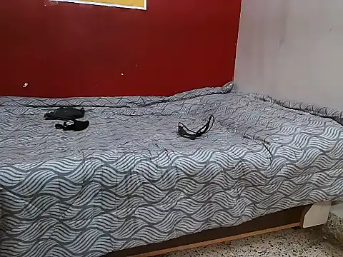 Snapshot of Lovelycouple25 chatting on February 19, 2026, 6:10 am Lovelycouple25 online show from February 19, 2026, 6:10 am