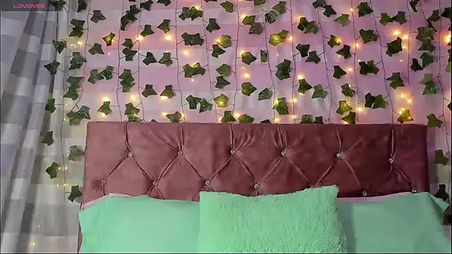 Snapshot of Ayla-marttinez chatting on April 14, 2026, 1:21 am Ayla-marttinez online show from April 14, 2026, 1:21 am