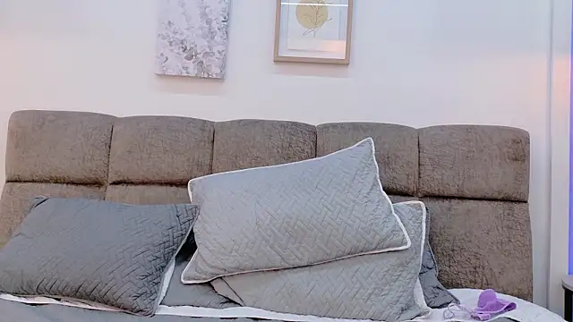 Mia Bellefort online show from March 7, 2026, 8:32 am