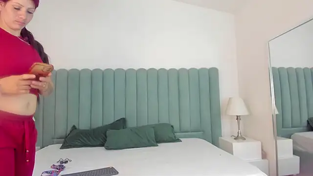 Scarlett  Noir online show from April 15, 2026, 7:18 pm