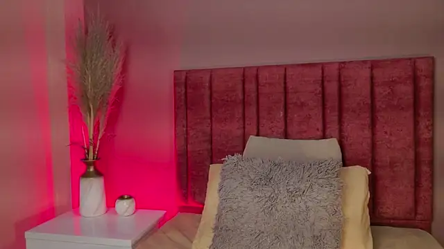 Snapshot of PaulinaSaint chatting on February 10, 2026, 12:53 am PaulinaSaint online show from February 10, 2026, 12:53 am