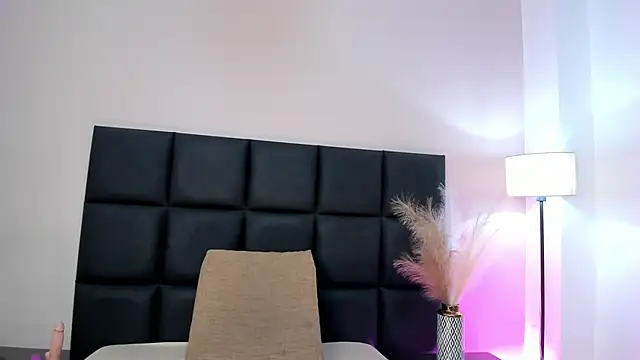 Snapshot of XenaRevelo chatting on February 13, 2026, 12:43 am XenaRevelo online show from February 13, 2026, 12:43 am