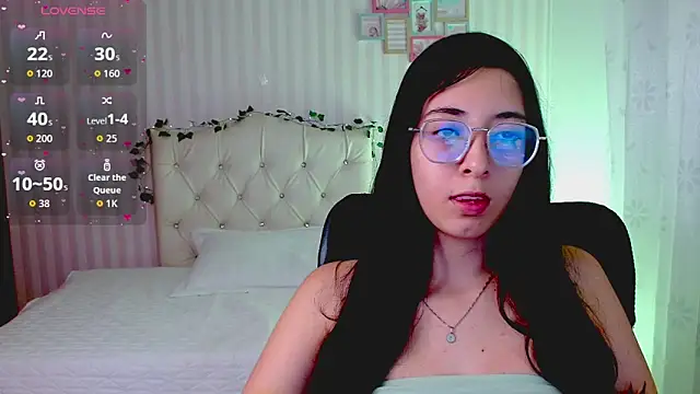 Snapshot of emmalove_doll chatting on February 25, 2026, 1:06 am emmalove doll online show from February 25, 2026, 1:06 am