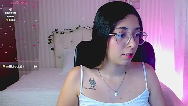 Snapshot of emmalove_doll chatting on February 23, 2026, 1:07 am emmalove doll online show from February 23, 2026, 1:07 am