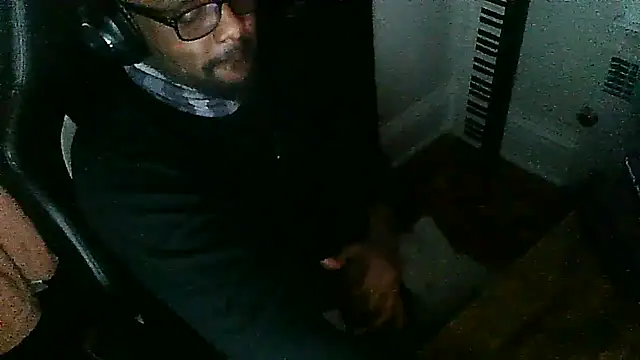 Snapshot of MrUnintentional chatting on December 17, 2025, 3:17 pm MrUnintentional online show from December 17, 2025, 3:17 pm