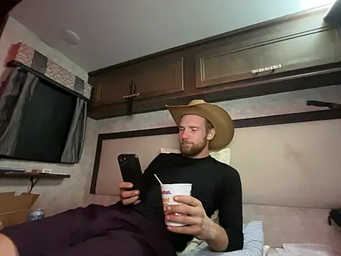 SparkledExtern online show from February 6, 2026, 3:24 am