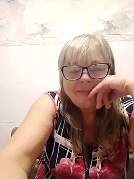 Snapshot of LinaLight88 chatting on February 8, 2026, 10:51 pm LinaLight88 online show from February 8, 2026, 10:51 pm