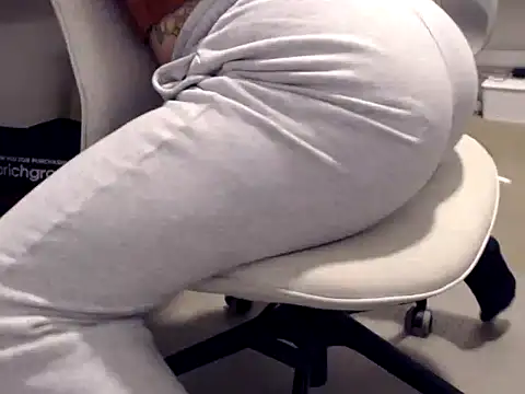 Snapshot of Camilalatinagold chatting on January 15, 2026, 8:40 am Camilalatinagold online show from January 15, 2026, 8:40 am