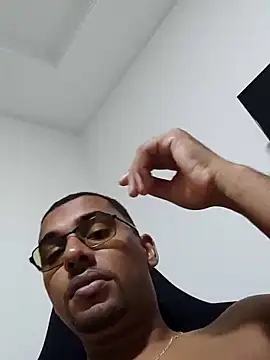 Reis001122 online show from May 2, 2026, 3:23 am