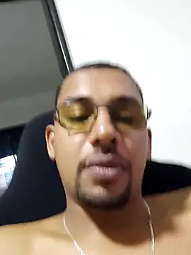 Reis001122 online show from May 30, 2026, 5:03 am