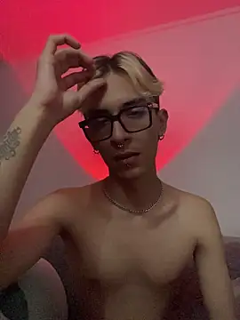 Snapshot of Dracco_Velour_ chatting on March 1, 2026, 7:47 pm Dracco Velour online show from March 1, 2026, 7:47 pm