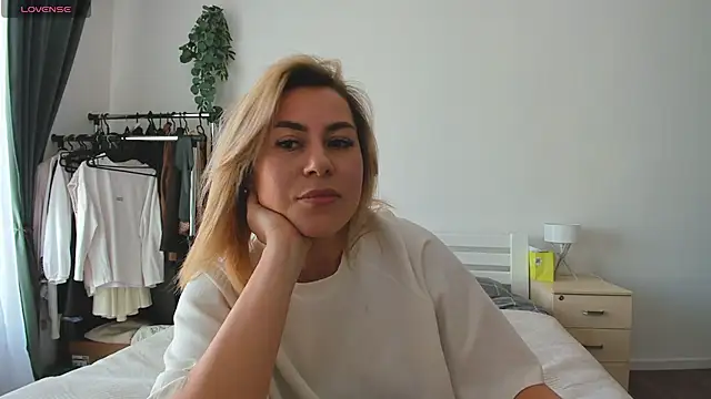 Roxi Joy online show from February 20, 2026, 1:24 pm