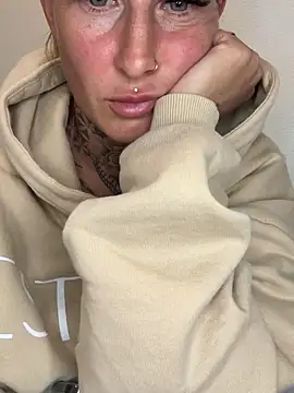 Klarry69 online show from April 17, 2026, 7:49 pm