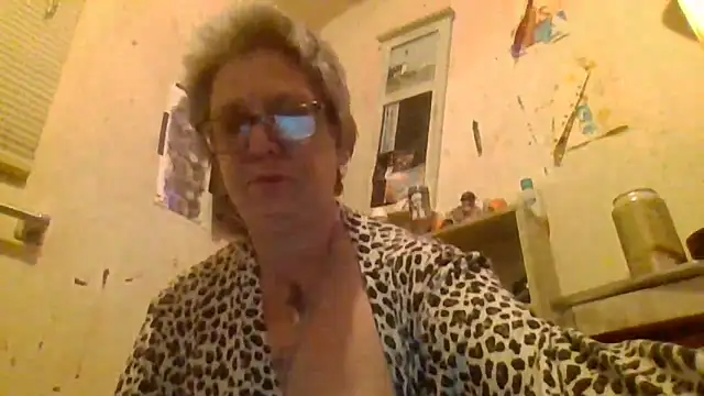 Snapshot of becky1111 chatting on April 10, 2026, 10:00 am becky1111 online show from April 10, 2026, 10:00 am