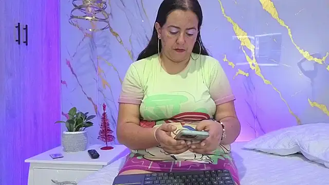 Snapshot of evelyn_harpeery chatting on January 6, 2026, 10:19 am evelyn harpeery online show from January 6, 2026, 10:19 am