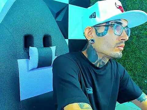 Boy tatto77 online show from March 22, 2026, 12:40 pm