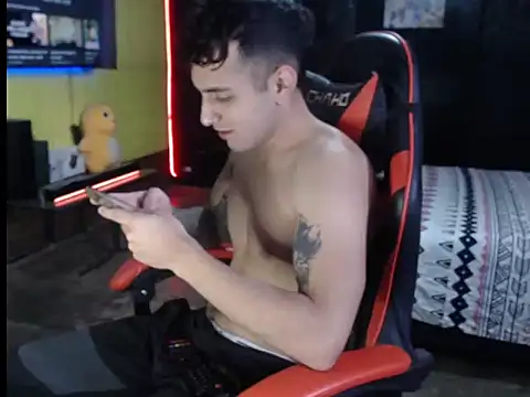 JustynAle2025 online show from December 19, 2025, 10:45 pm