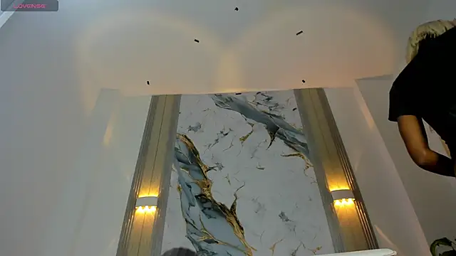 MiaLuxxi online show from April 1, 2026, 10:39 pm