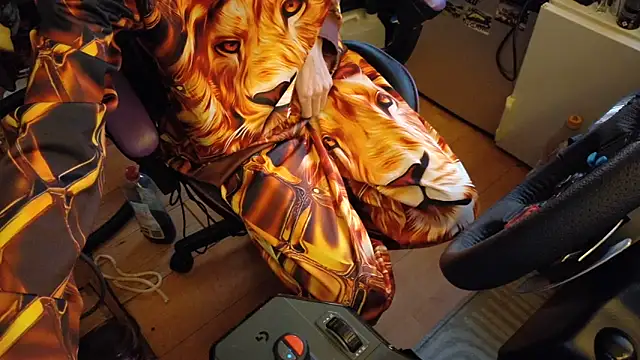 Gay-Versaut online show from May 21, 2026, 7:11 pm
