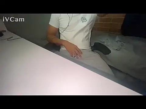 Snapshot of valentino2026 chatting on December 19, 2025, 4:05 am valentino2026 online show from December 19, 2025, 4:05 am