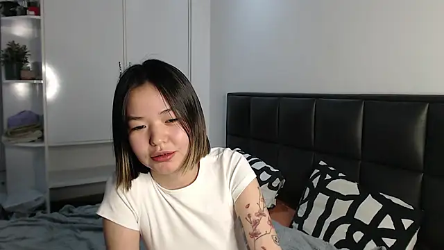 Snapshot of niia_mur chatting on February 22, 2026, 5:58 pm niia mur online show from February 22, 2026, 5:58 pm