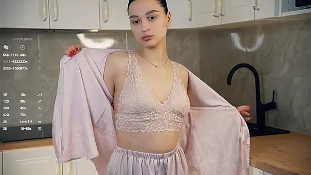 Snapshot of TyraEspina chatting on January 11, 2026, 9:33 pm TyraEspina online show from January 11, 2026, 9:33 pm