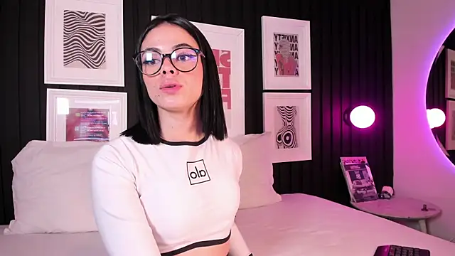 Snapshot of leslie_thompson chatting on January 5, 2026, 7:28 pm leslie thompson online show from January 5, 2026, 7:28 pm