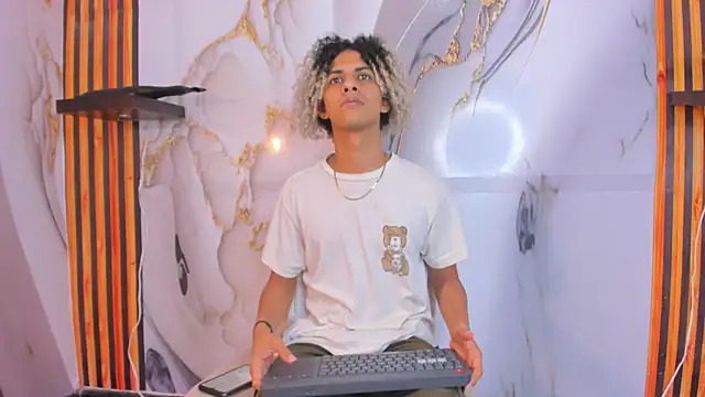 Victor LatinBoy online show from December 20, 2025, 6:55 pm