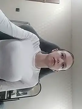 Snapshot of Yzi chatting on December 22, 2025, 8:36 am Yzi online show from December 22, 2025, 8:36 am