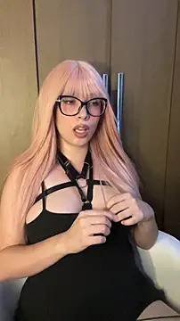 Snapshot of EmmaInPink chatting on February 9, 2026, 9:02 pm EmmaInPink online show from February 9, 2026, 9:02 pm